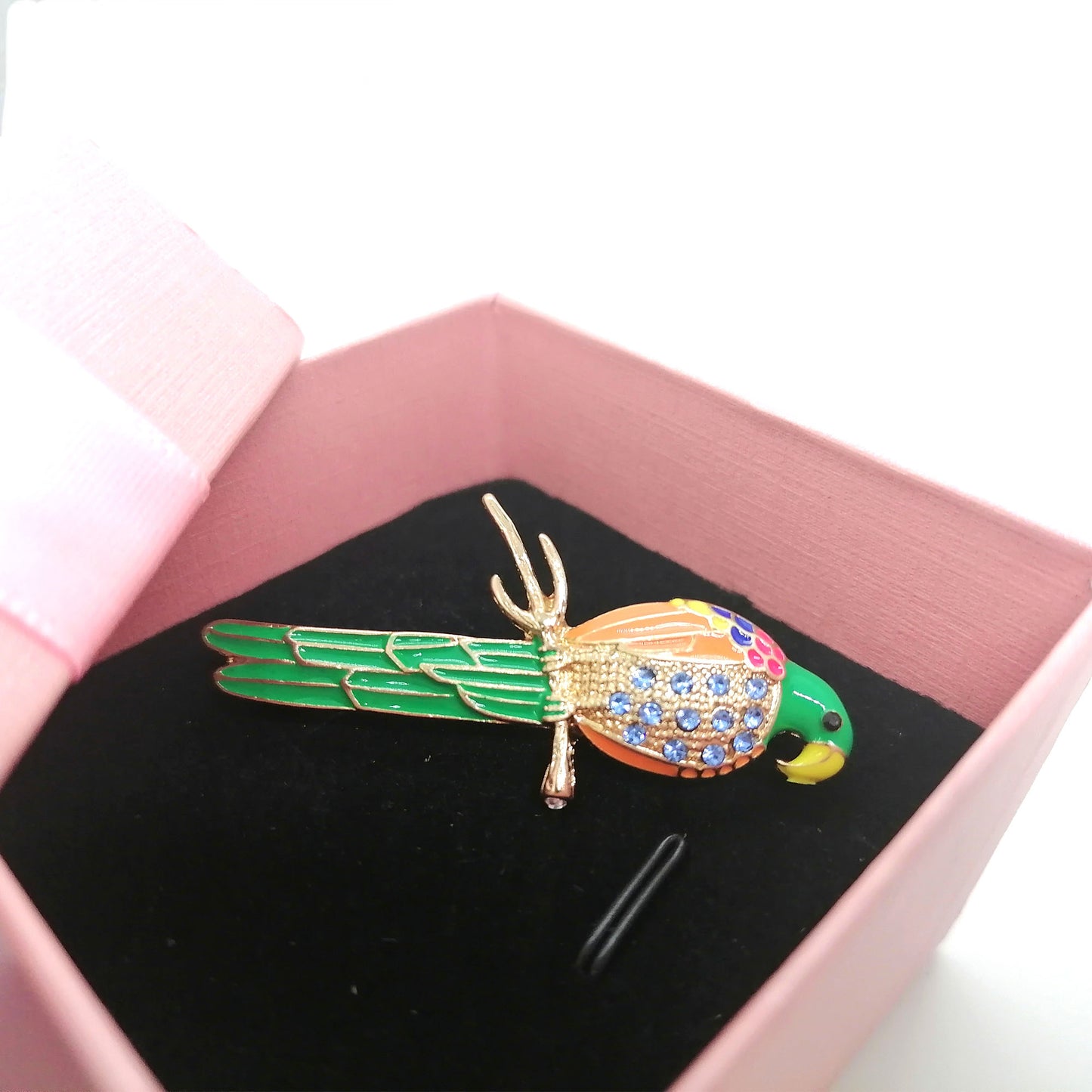 Parrot Brooch, Shinning Look